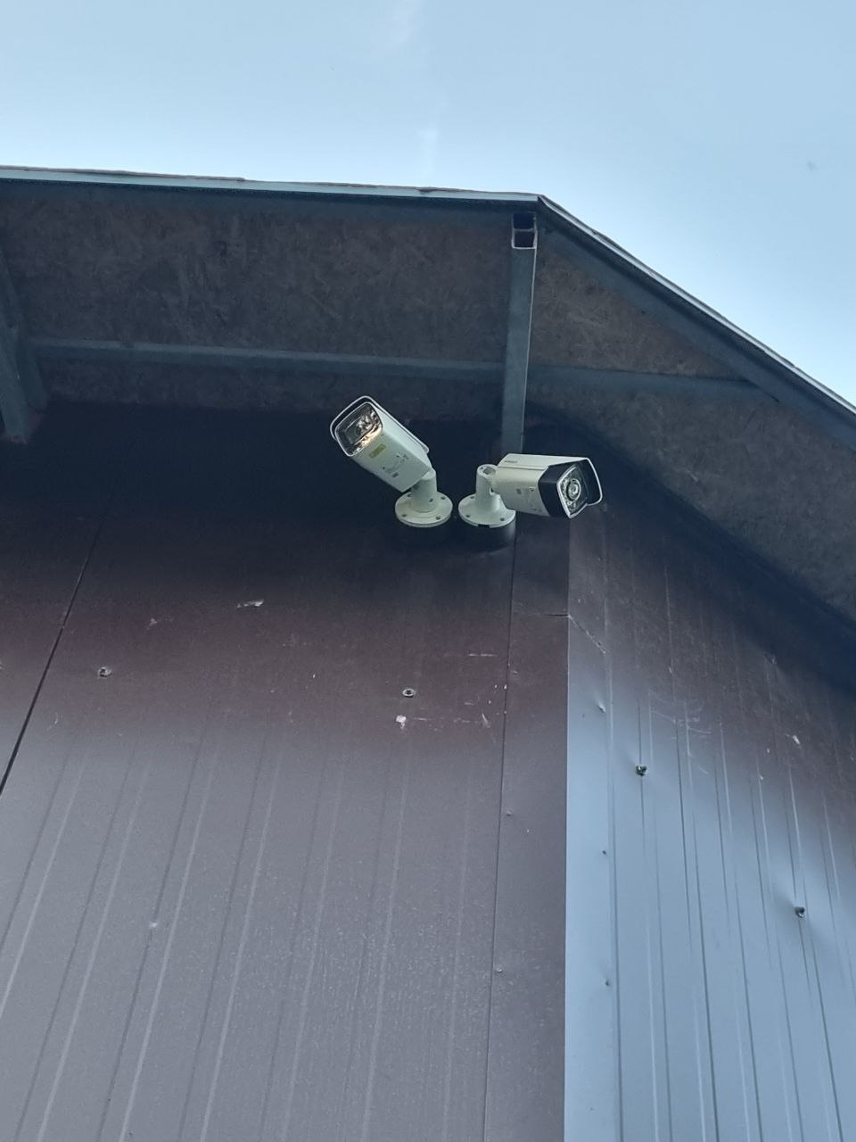 Хозпостройка — две камеры на профлисте